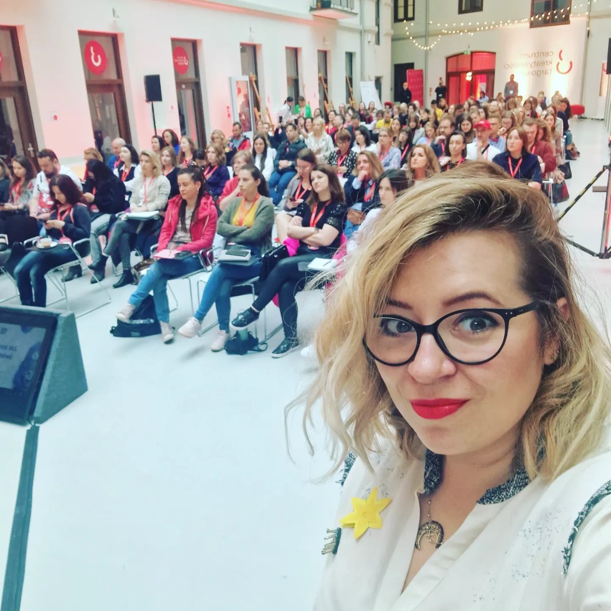Sylwia Chmielewska na sali konferencyjnej pełnej uczestników, CKT Targowa