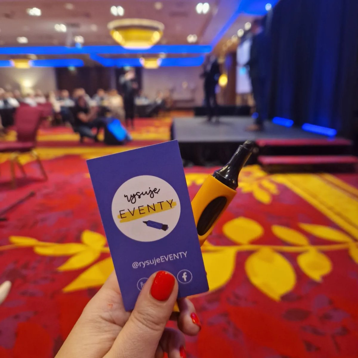 Marker i wizytówka rysuję EVENTY na sali konferencji Nowoczesna Sprzedaż i Marketing