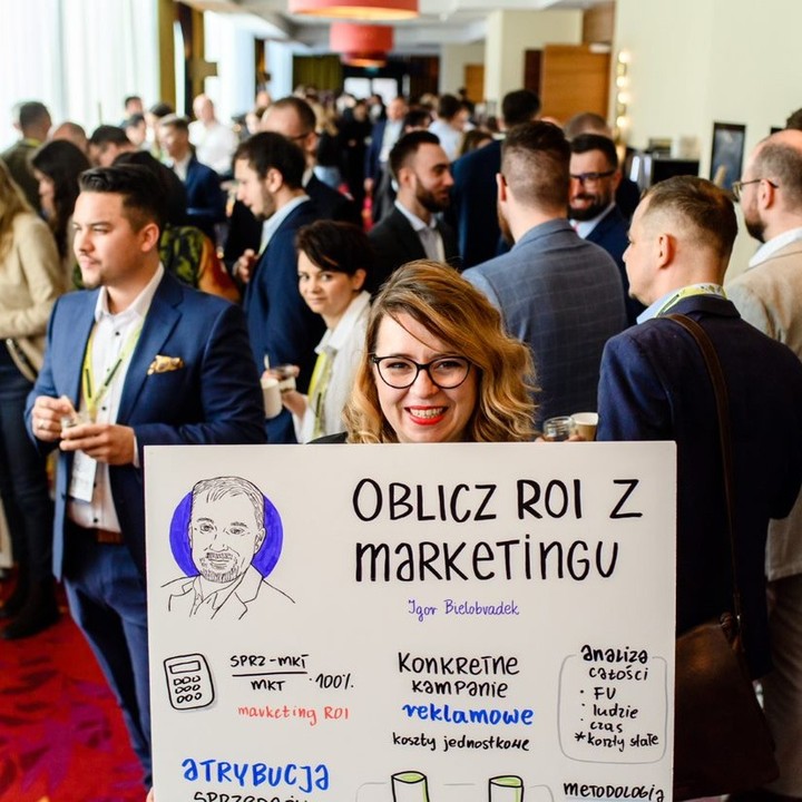 Sylwia Chmielewska z planszą „Oblicz ROI z marketingu” wśród uczestników konferencji