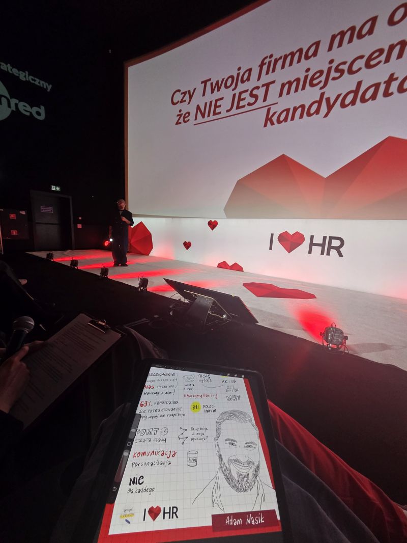 Rysowanie notatki wizualnej na iPadzie przy scenie konferencji I love HR w trakcie wystąpienia