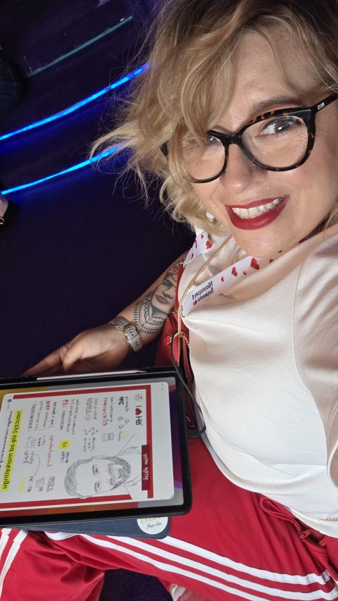 Sylwia Chmielewska z iPadem i notatką wizualną narysowaną na żywo podczas konferencji I love HR